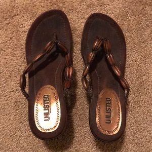 Wedge sandals in brown